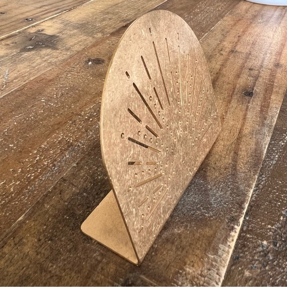 Gold earring holder - Picture 2 of 2